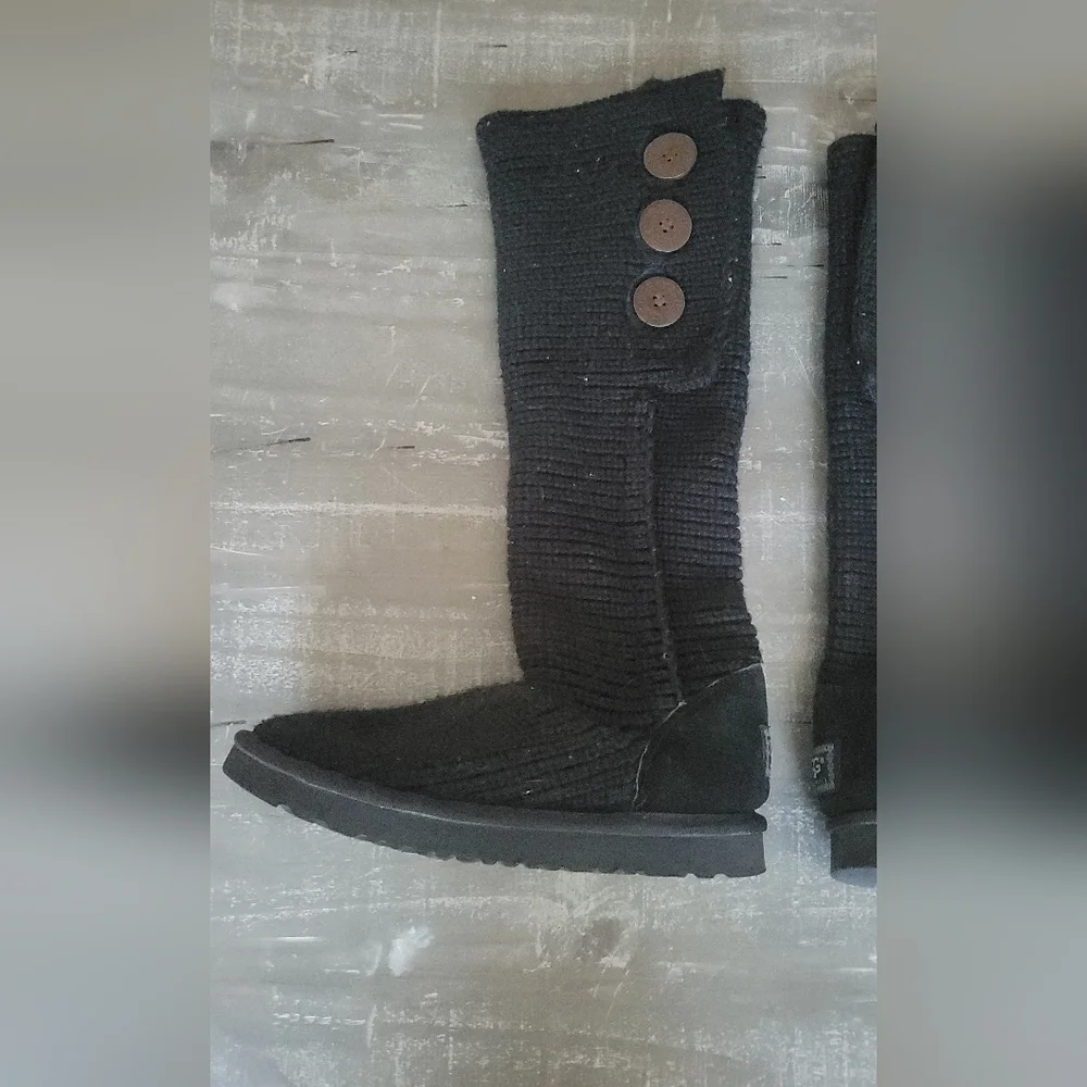 UGG Womens Classic Cardy Wool Knit Mid-calf Botton Boots, Black, size 8